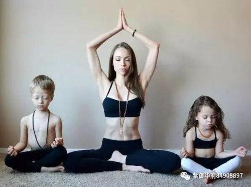 广州瑜伽母子吃瓜,共享夏日清凉吃瓜时光